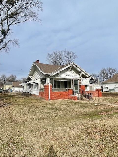 view of front facade with a front yard