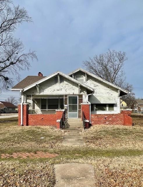 view of front of home featuring a front yard