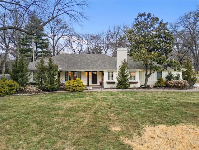 view of front of property featuring a front yard