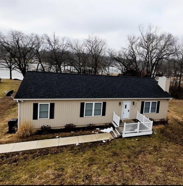 ranch-style house featuring a front lawn