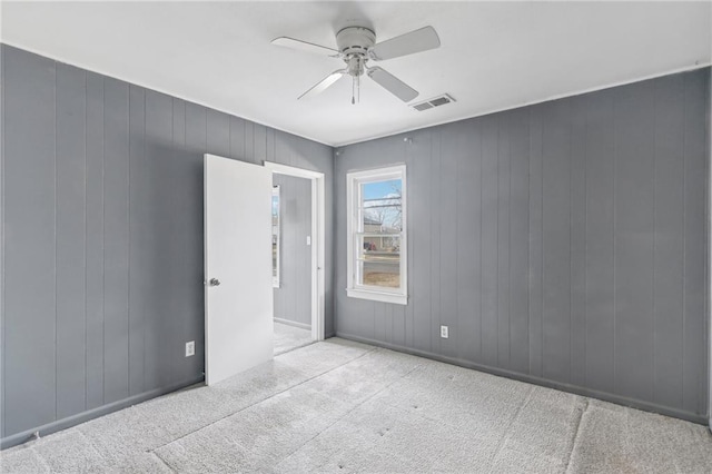 carpeted empty room featuring ceiling fan