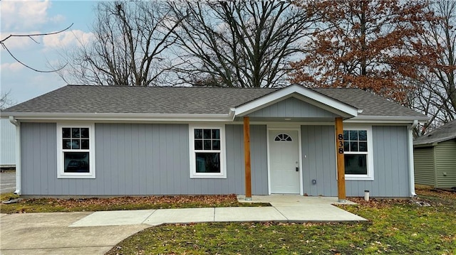 view of front of home with a front lawn