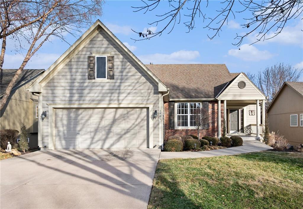 view of front facade featuring a garage and a front yard