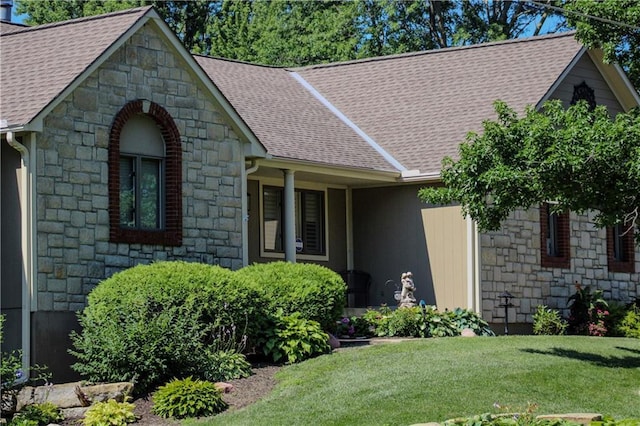 view of front of property featuring a front lawn