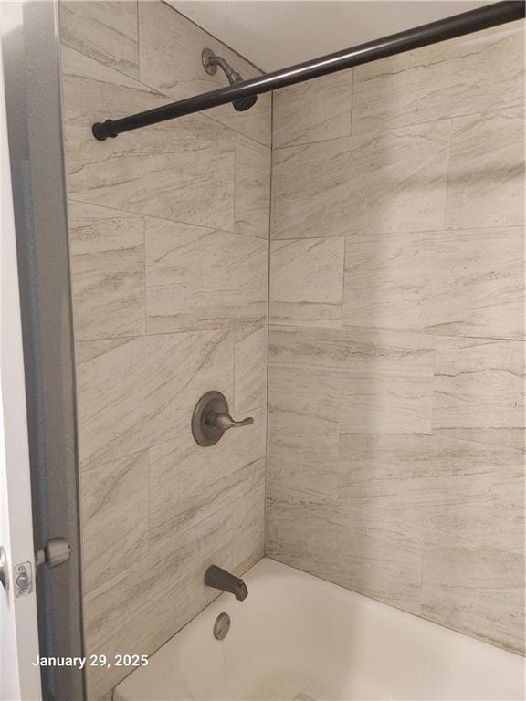 bathroom with tiled shower / bath