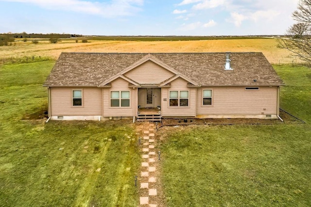 view of front facade featuring roof with shingles and a front lawn