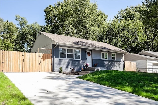 ranch-style home featuring a front lawn