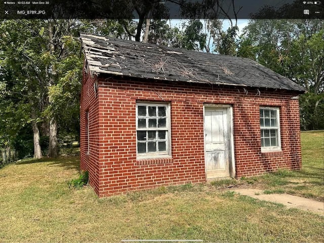 view of outdoor structure featuring a yard