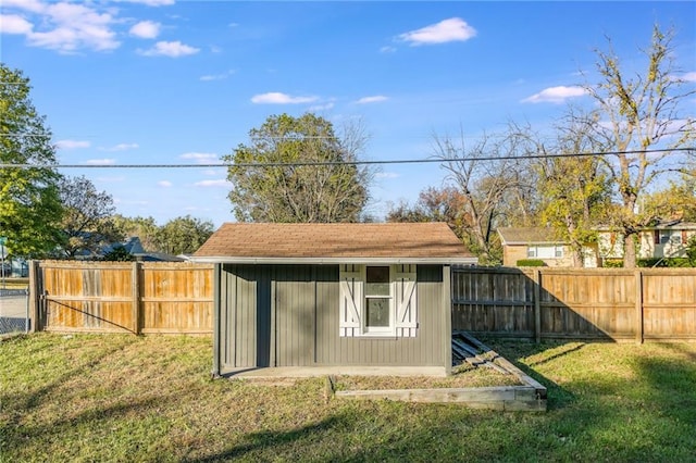 view of outdoor structure featuring an outbuilding and a fenced backyard