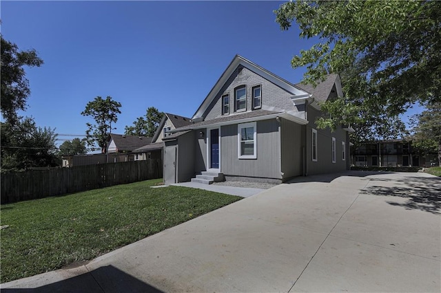 view of front facade featuring a front yard