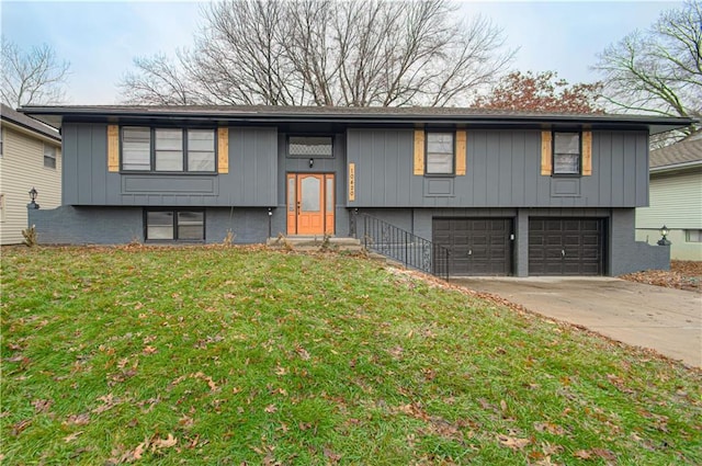 split foyer home with a garage and a front yard