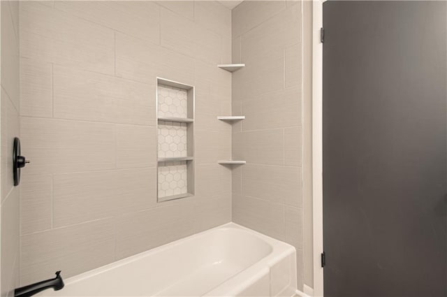 bathroom featuring tiled shower / bath