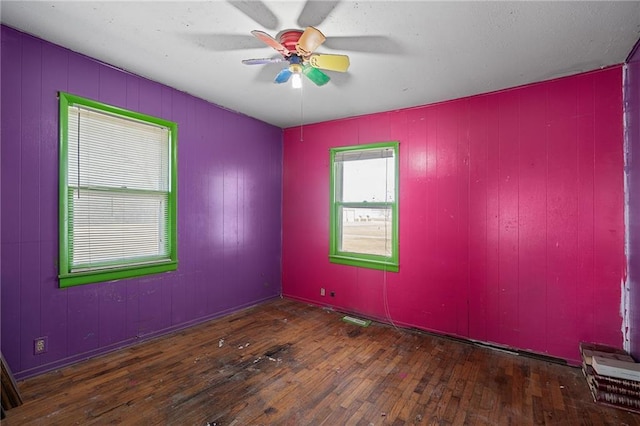 spare room with dark wood-type flooring and ceiling fan