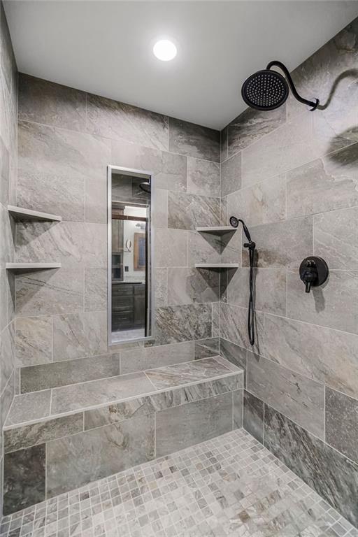 bathroom featuring tiled shower