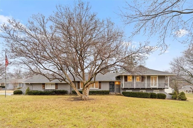 view of front facade featuring a front yard and covered porch