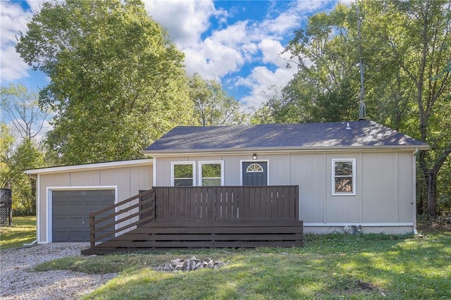 view of front of house featuring a garage and a front yard