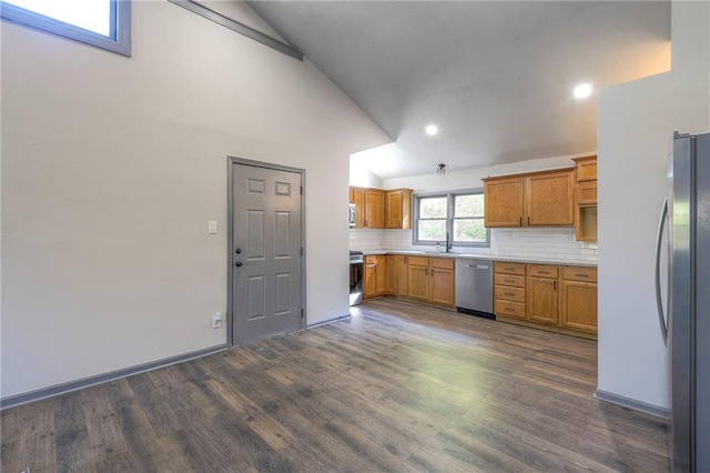 kitchen with sink, backsplash, stainless steel appliances, dark hardwood / wood-style flooring, and vaulted ceiling