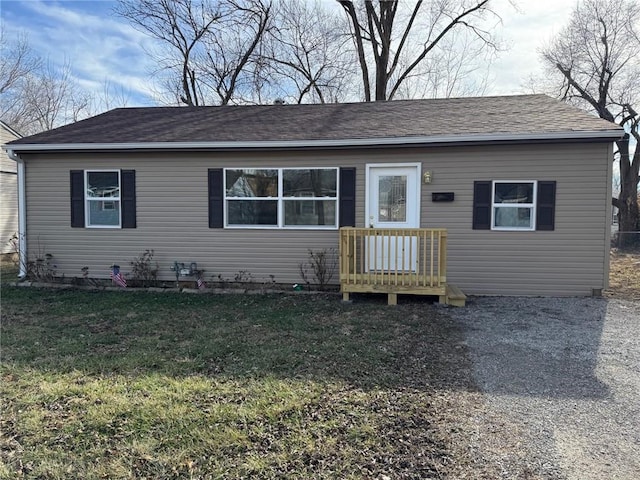 view of front of property featuring a front lawn