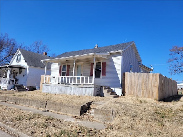 view of front facade with covered porch and fence