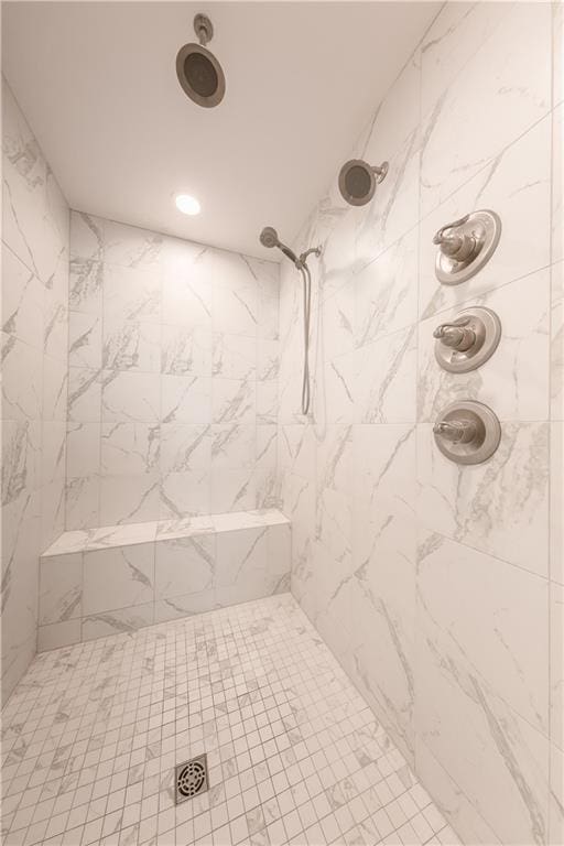 full bathroom featuring a tile shower