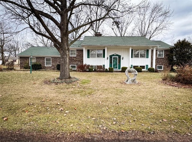 view of front of property with a front yard