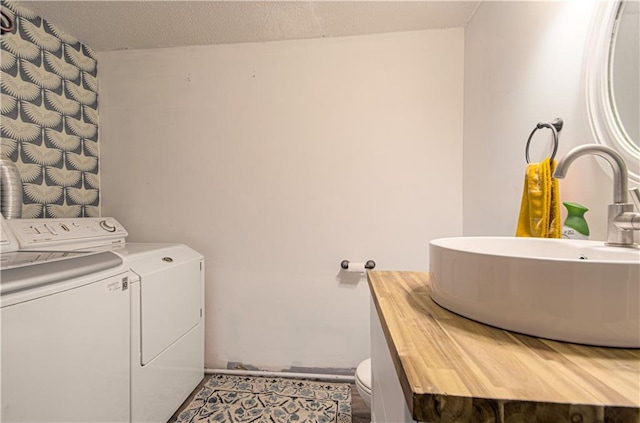 laundry room featuring washer and clothes dryer and sink