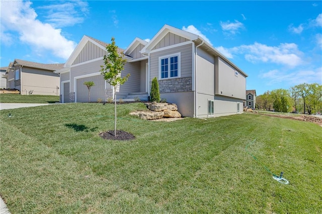 single story home featuring board and batten siding, an attached garage, a front lawn, and stone siding