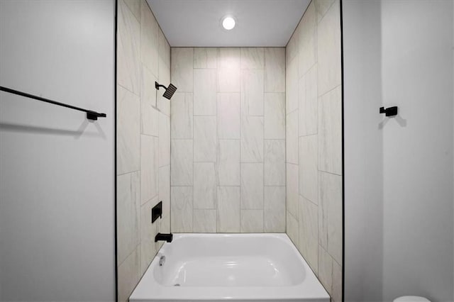 bathroom with bathtub / shower combination