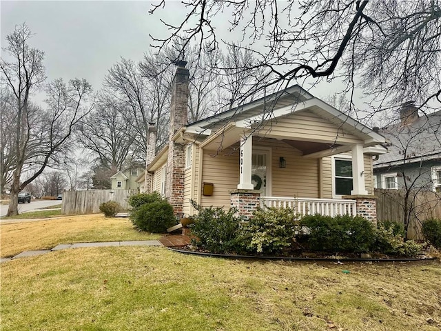 view of front of house featuring a front lawn