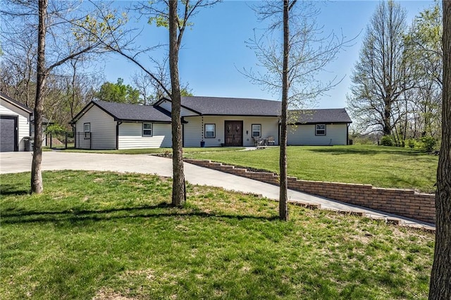 view of front of house featuring driveway and a front yard