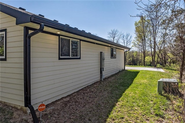view of side of property featuring a yard