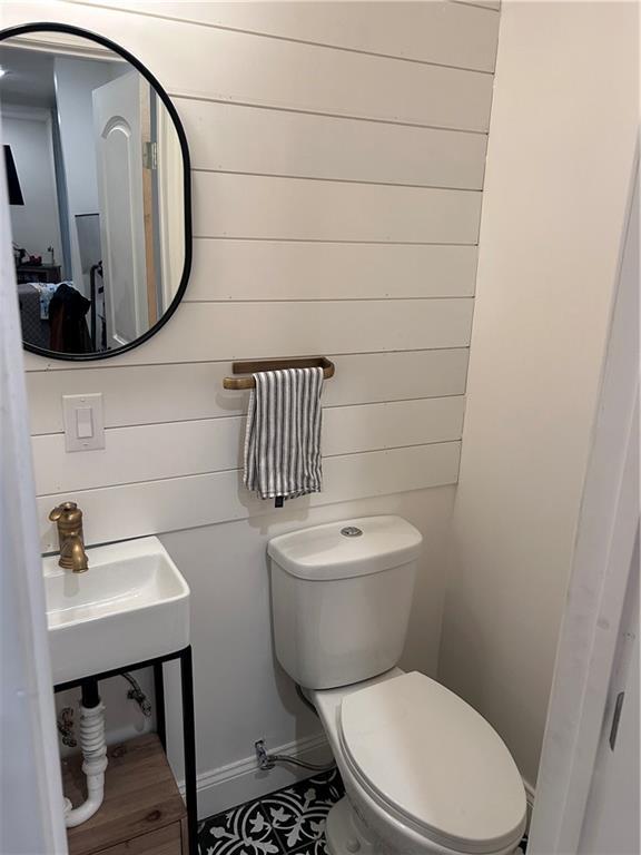 bathroom featuring sink and toilet