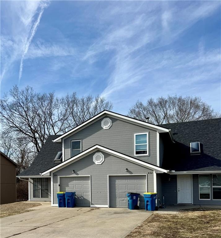 view of front of property featuring a garage