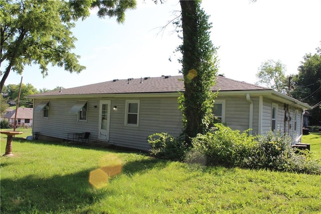 back of house featuring a lawn