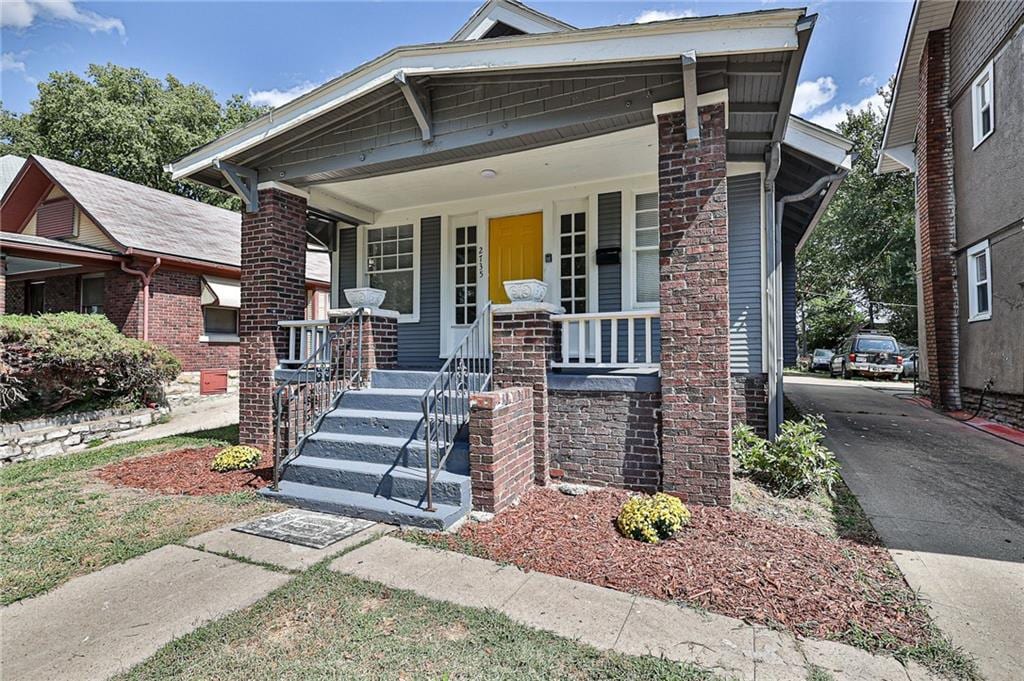 view of front of property with covered porch