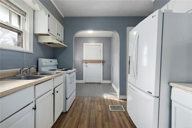 kitchen featuring sink, white appliances, dark hardwood / wood-style floors, a textured ceiling, and white cabinets