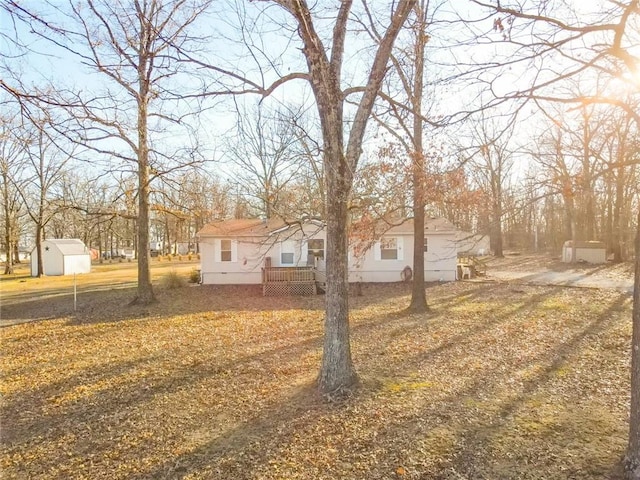 view of yard with a shed