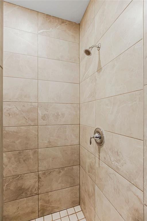 bathroom featuring tiled shower