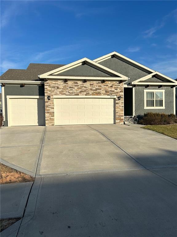 view of front facade featuring a garage