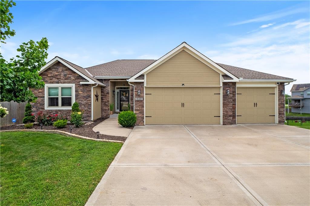 view of front facade featuring a garage and a front lawn