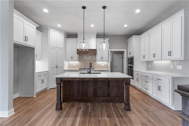 17178 S Heatherwood St, Olathe, KS 66062 - kitchen with a sink, tasteful backsplash, stainless steel microwave, light countertops, and recessed lighting