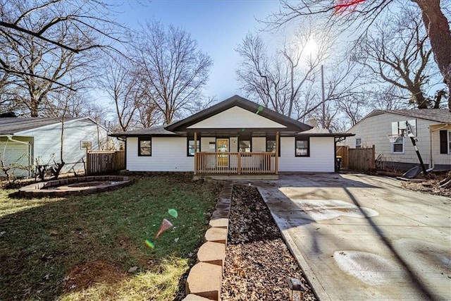 view of front of home featuring covered porch and a front lawn