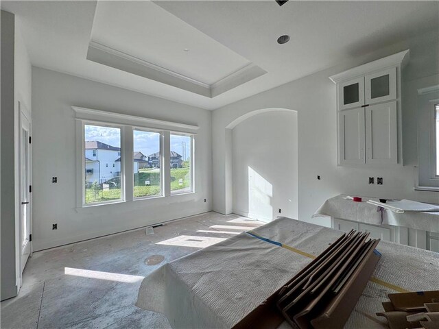 10332 N Potter Ave, Kansas City, MO 64157 - living room featuring arched walkways