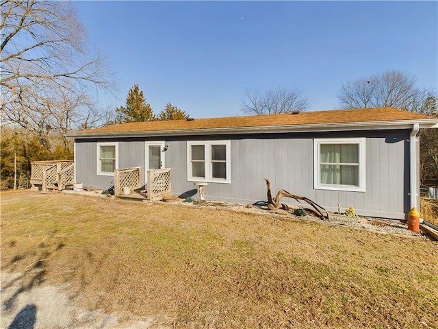 back of house featuring a lawn