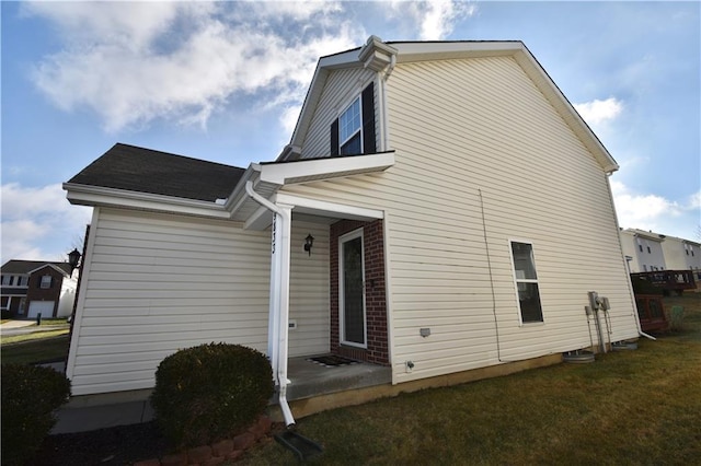 view of side of property featuring a lawn