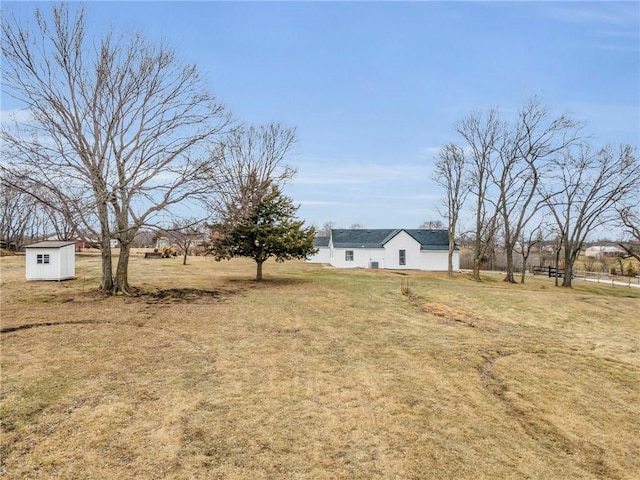 view of yard featuring a storage unit