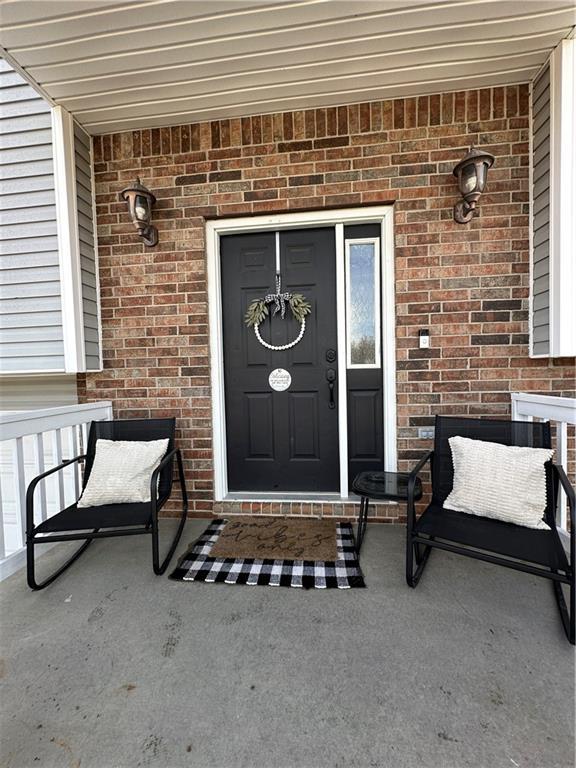 entrance to property featuring covered porch