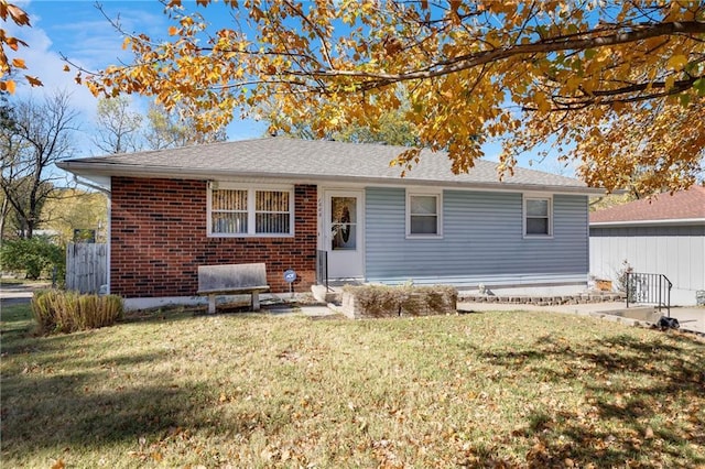 view of front of property featuring a front lawn