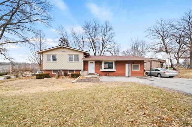 tri-level home featuring a front lawn