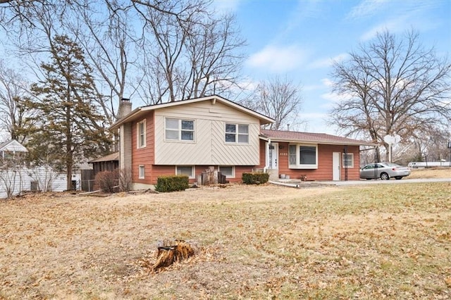 tri-level home featuring a front yard